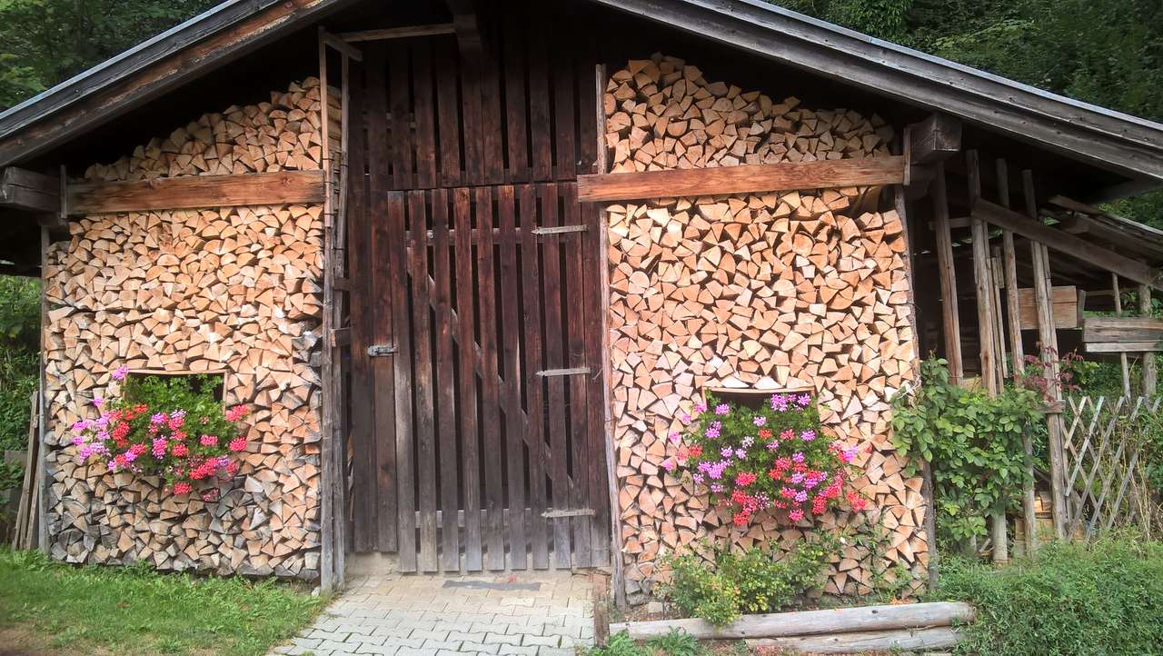 Dřevo před chatou online puzzle