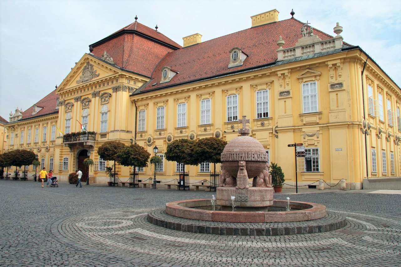 Szekesfehervar püspöki palota Magyarországon online puzzle