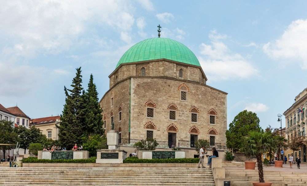 Antigua mezquita de Pecs hoy iglesia en Hungría rompecabezas en línea