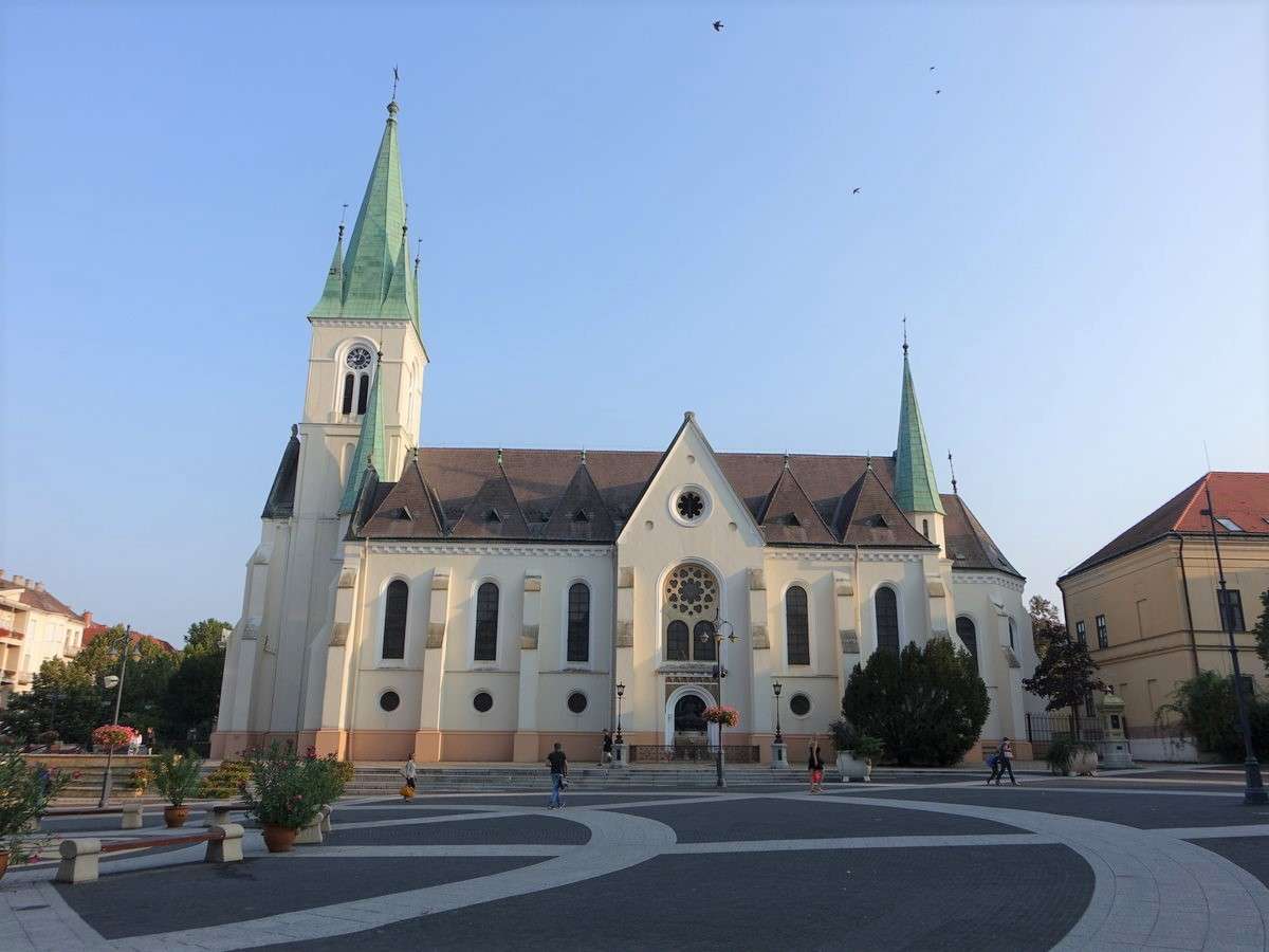 Église néo-gothique de Kaposvar de Notre-Dame en Hongrie puzzle en ligne