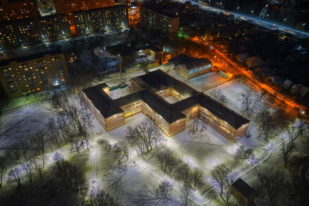 vista aérea de edifícios da cidade durante a noite puzzle online