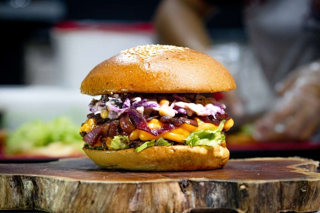 hamburger na hnědý dřevěný stůl skládačky online