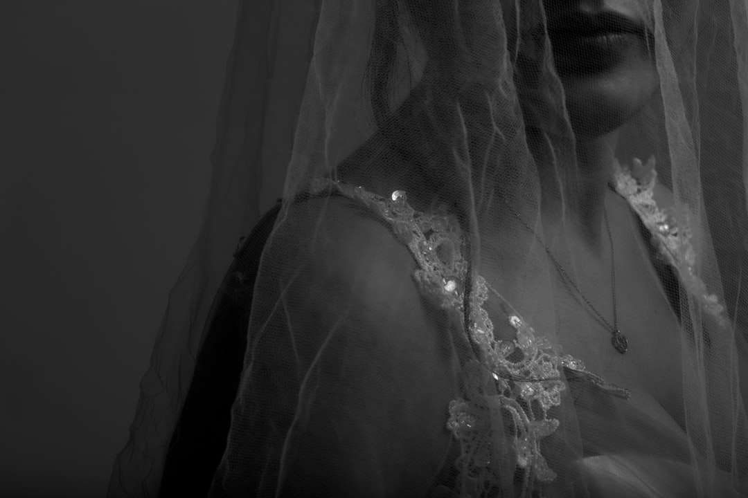gråskalefoto av kvinnan i vit bröllopsklänning pussel på nätet