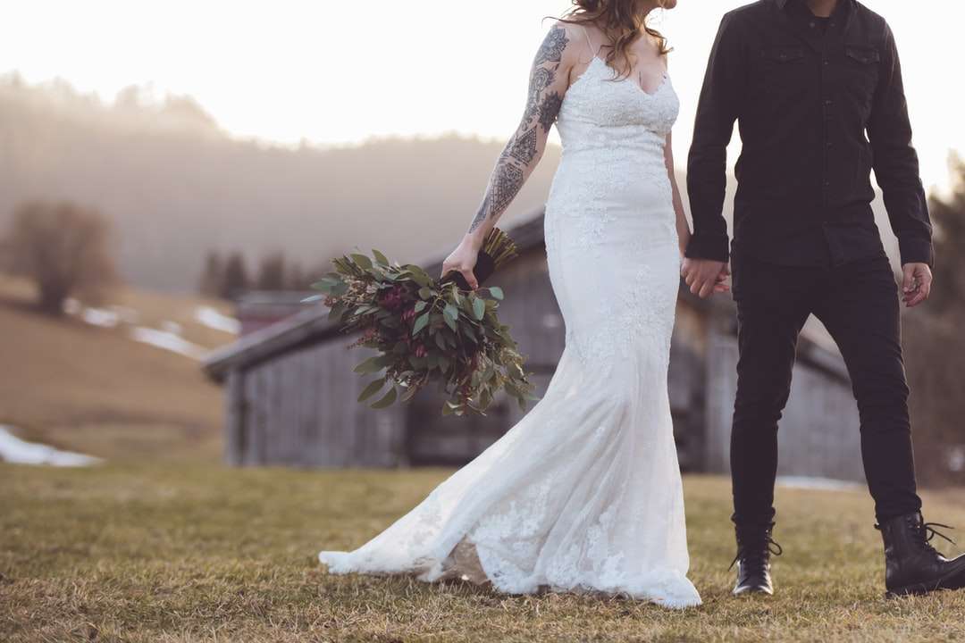 Frau im weißen Hochzeitskleid, das neben Mann steht Puzzlespiel online