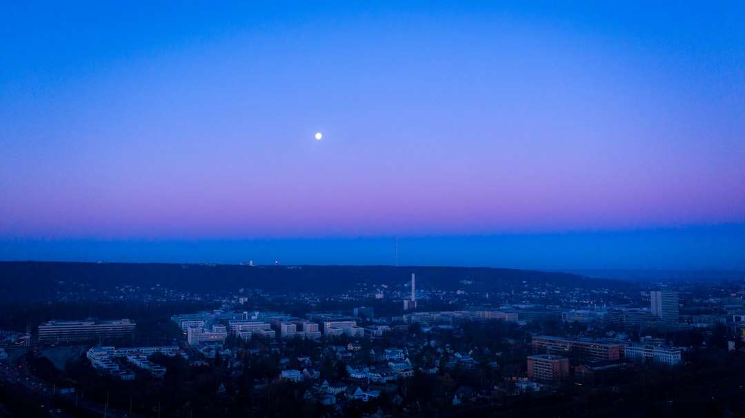 panorama města pod modrou oblohou během dne skládačky online