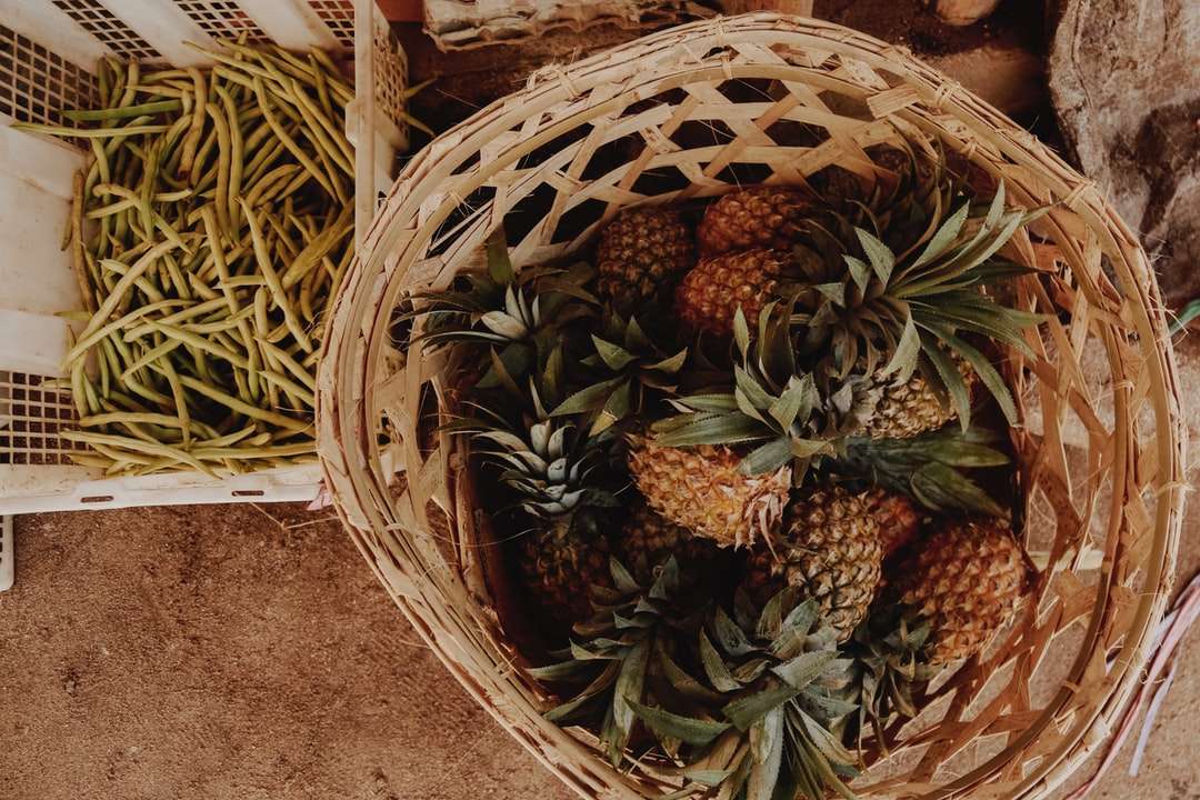 коричневий і зелений ананас фрукти на коричневий плетені кошик онлайн пазл