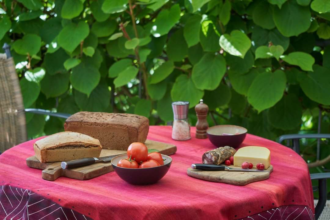 Rebanadas de pan en placa de cerámica roja junto al pan de molde rompecabezas en línea