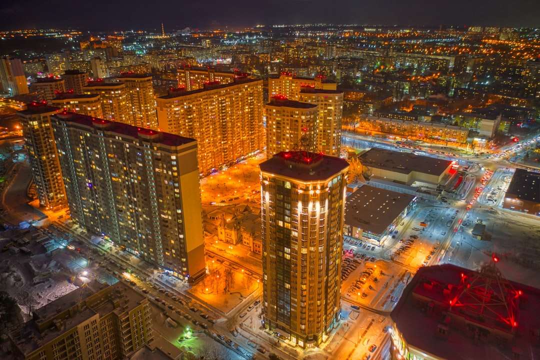 luchtfoto van stadsgebouwen tijdens de nacht legpuzzel online