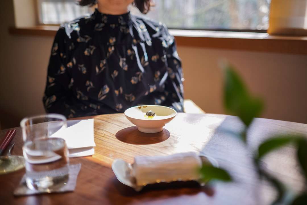mulher em camisa preta e branca de manga comprida floral puzzle online