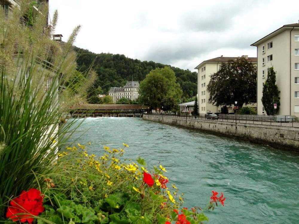 De rivier de Aare in Zwitserland. online puzzel