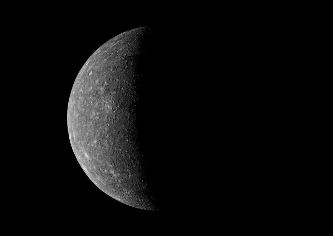 Mercúrio em um fundo preto quebra-cabeças online