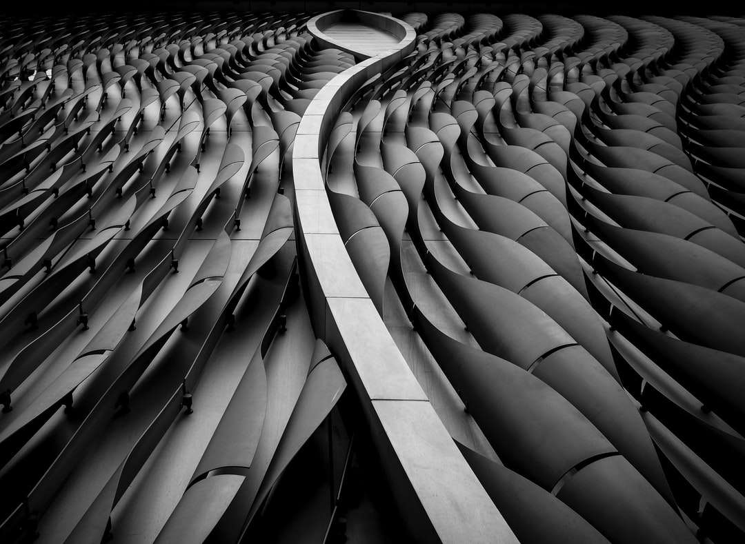 foto em tons de cinza de escadas em espiral quebra-cabeças online