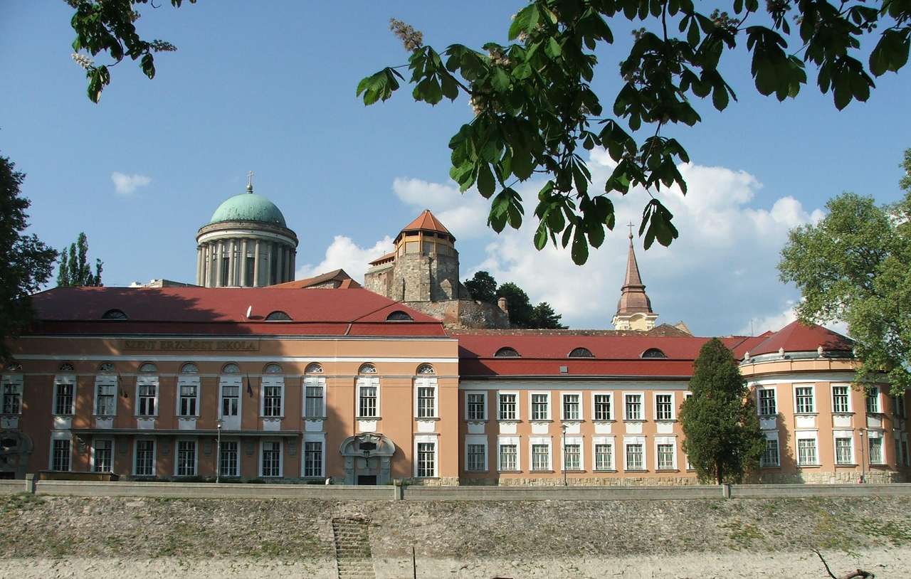 Interior da Catedral de Esztergom na Hungria quebra-cabeças online