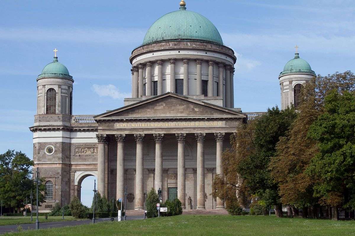 Intérieur de la cathédrale d'Esztergom en Hongrie puzzle en ligne