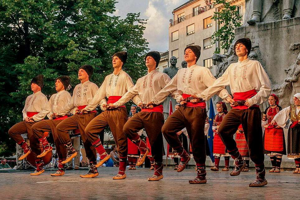 Danse folklorique à Eger en Hongrie puzzle en ligne