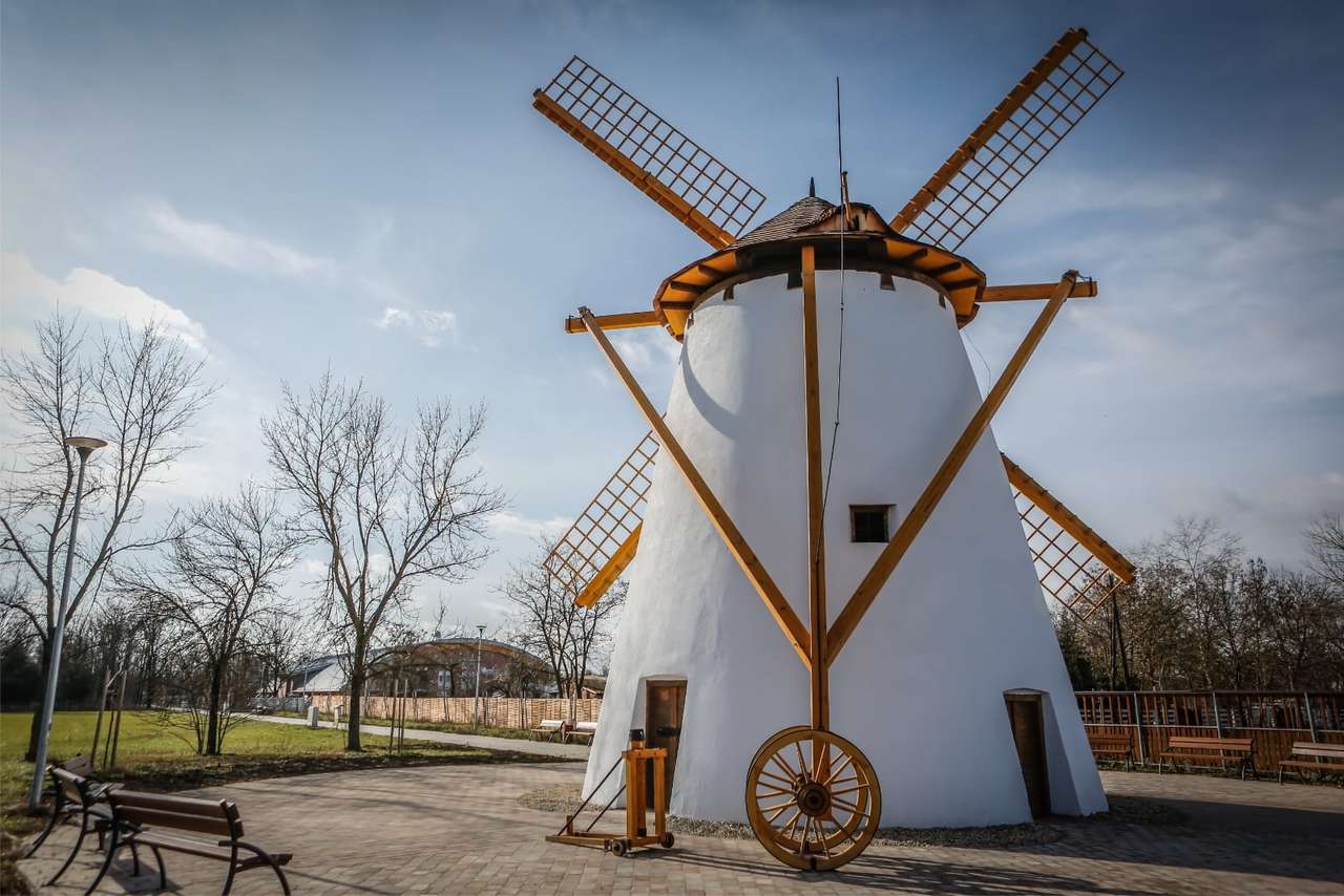 Ancien moulin à vent de Bekescsaba Hongrie puzzle en ligne