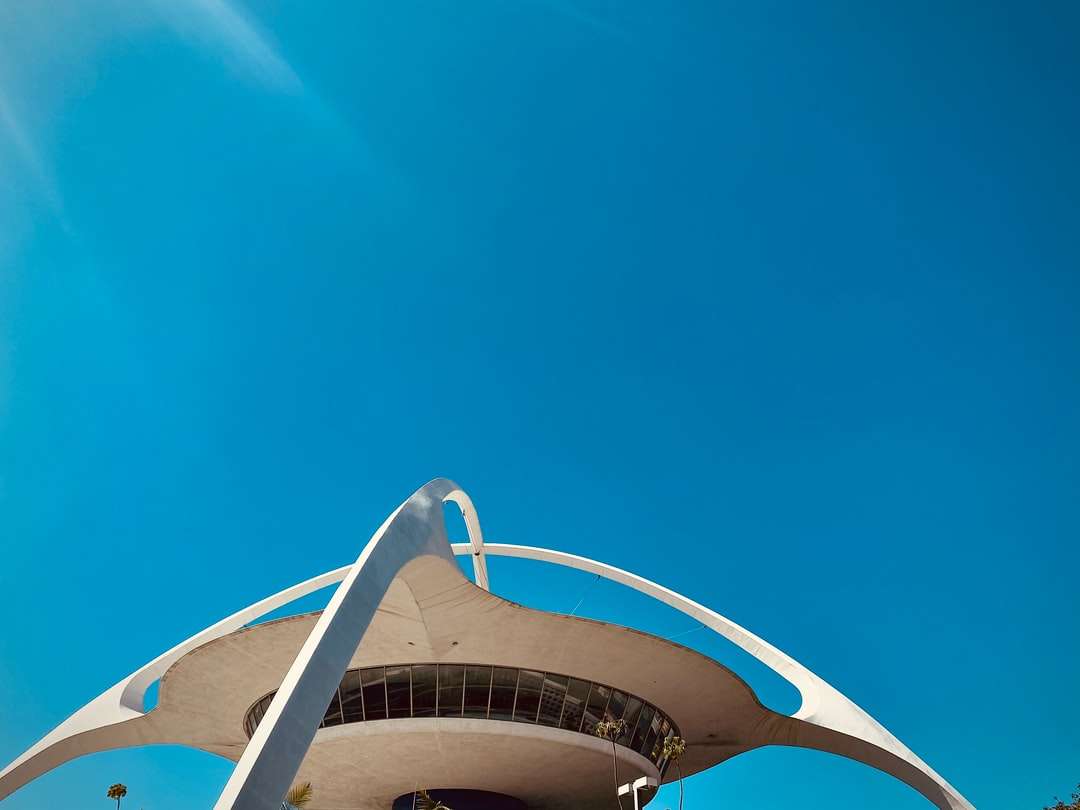 bílá a hnědá betonová budova pod modrou oblohou skládačky online