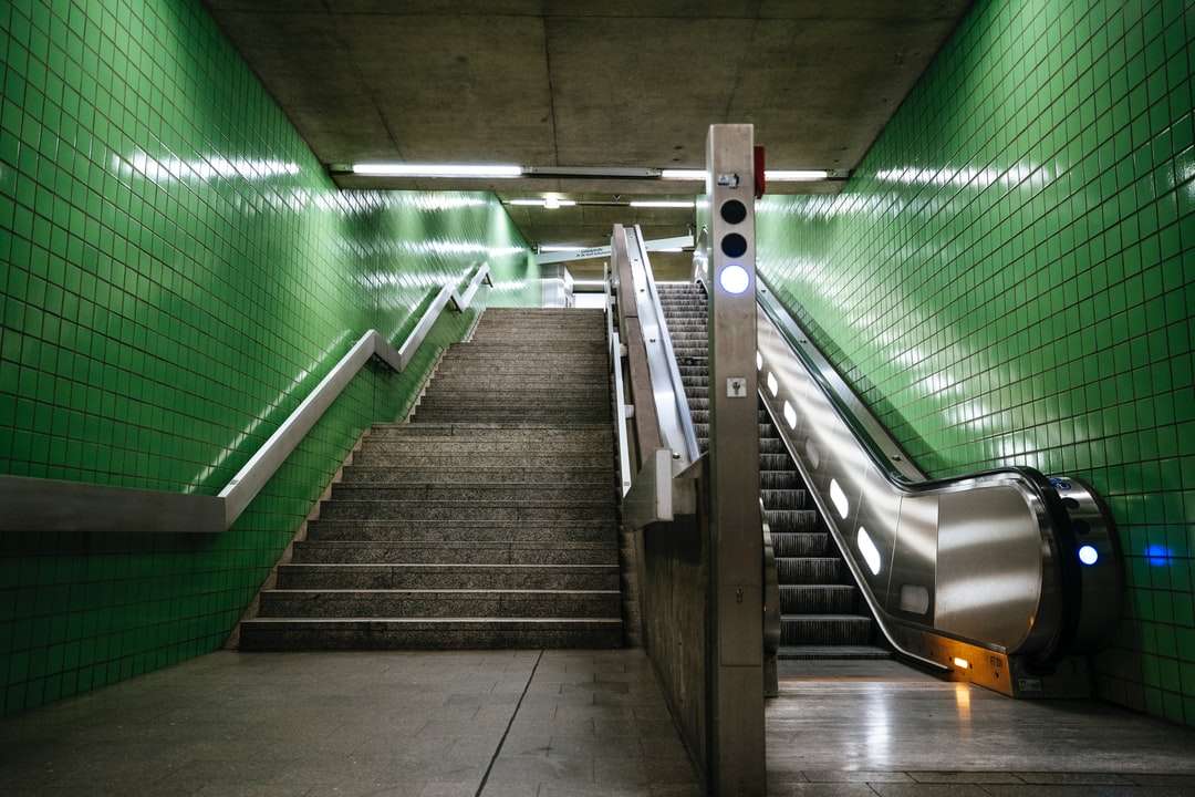 grå betongtrappa med gröna metallräcken pussel på nätet