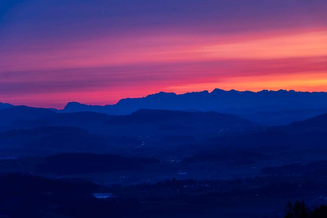 silhueta das montanhas durante o pôr do sol quebra-cabeças online