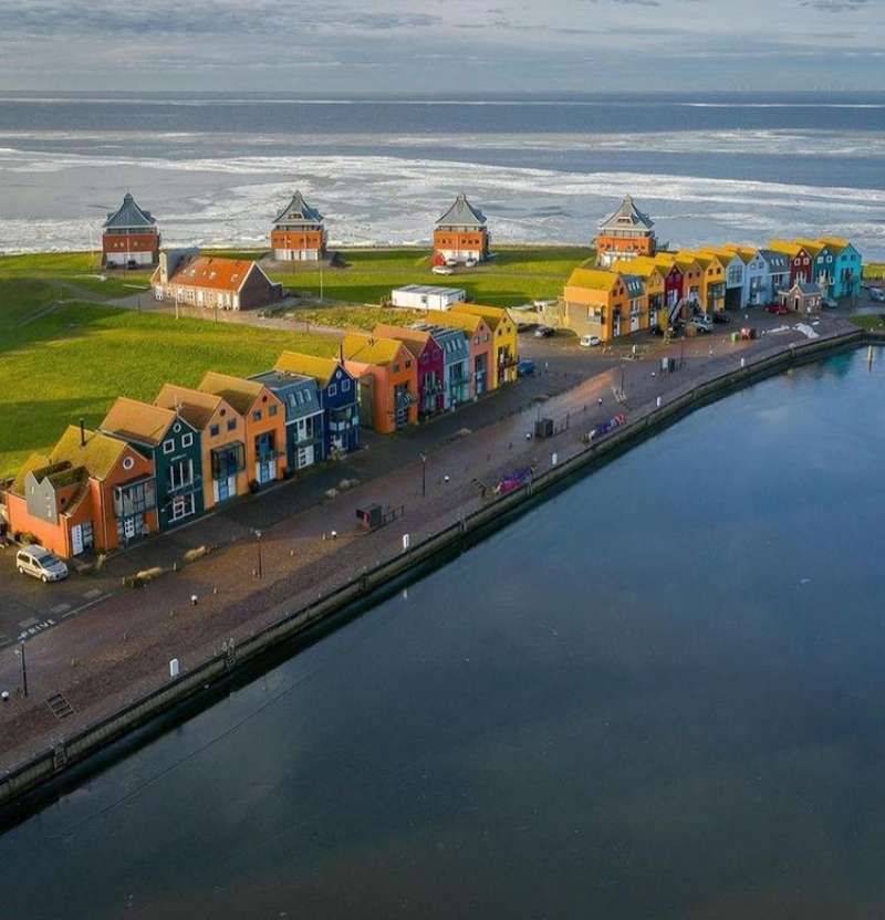 Casas coloridas enfileiradas quebra-cabeças online