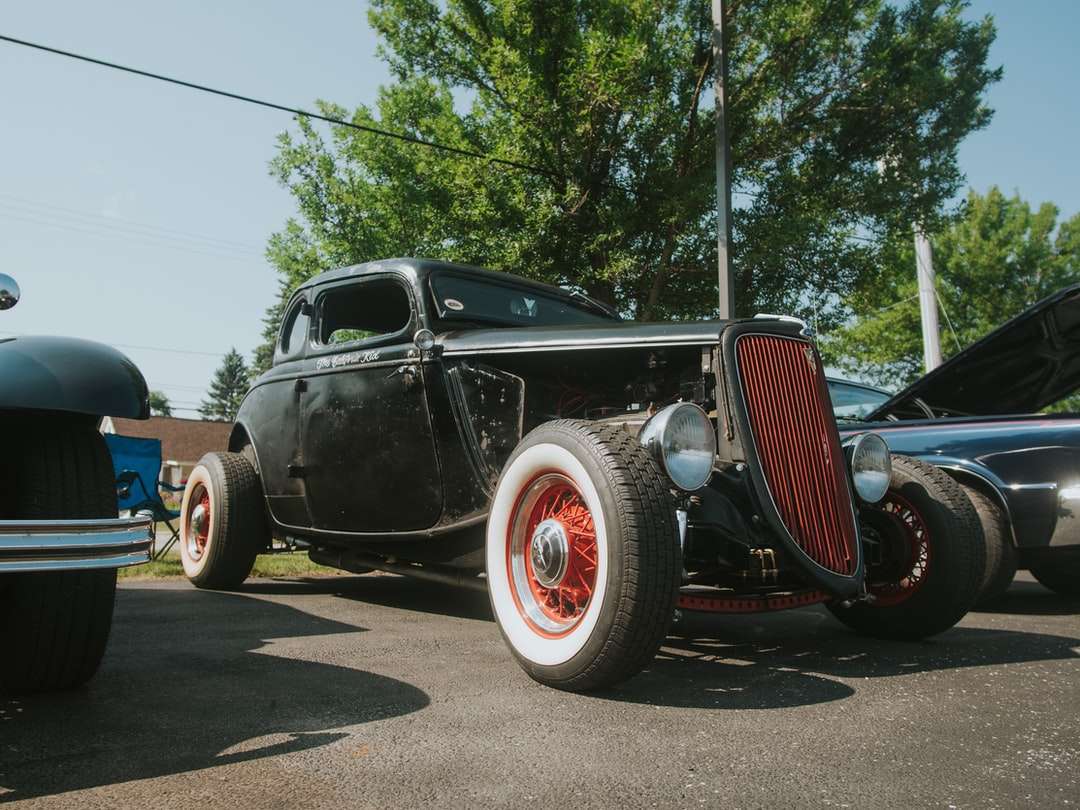 zwarte vintage auto op weg overdag legpuzzel online