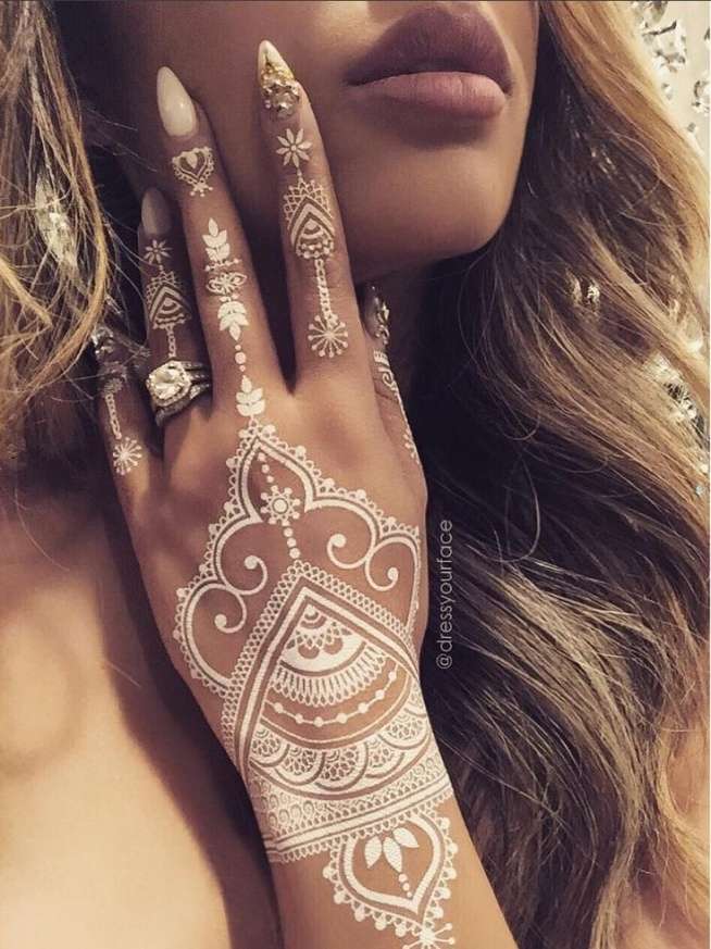 tatuering - vit henna Pussel online