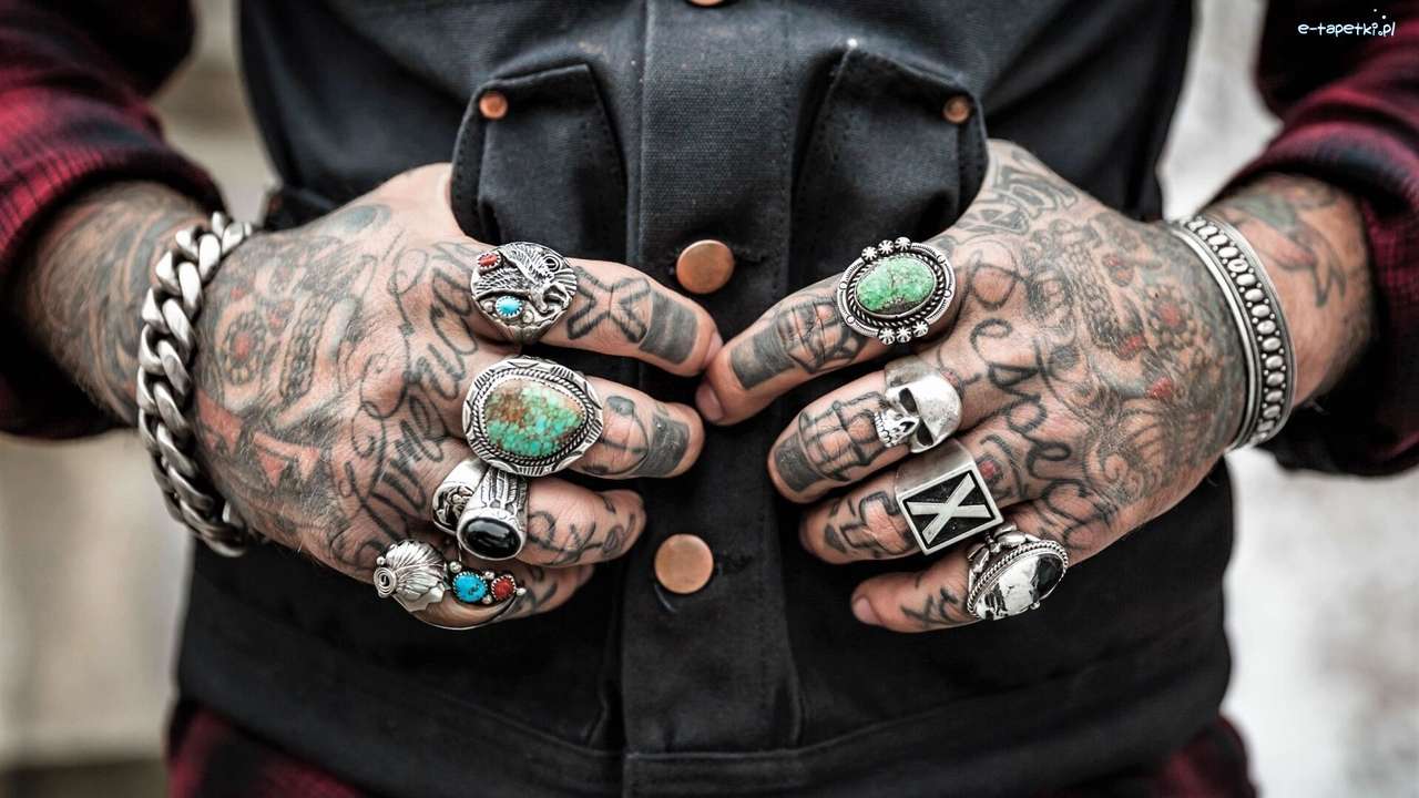Чоловік - руки, татуювання пазл онлайн