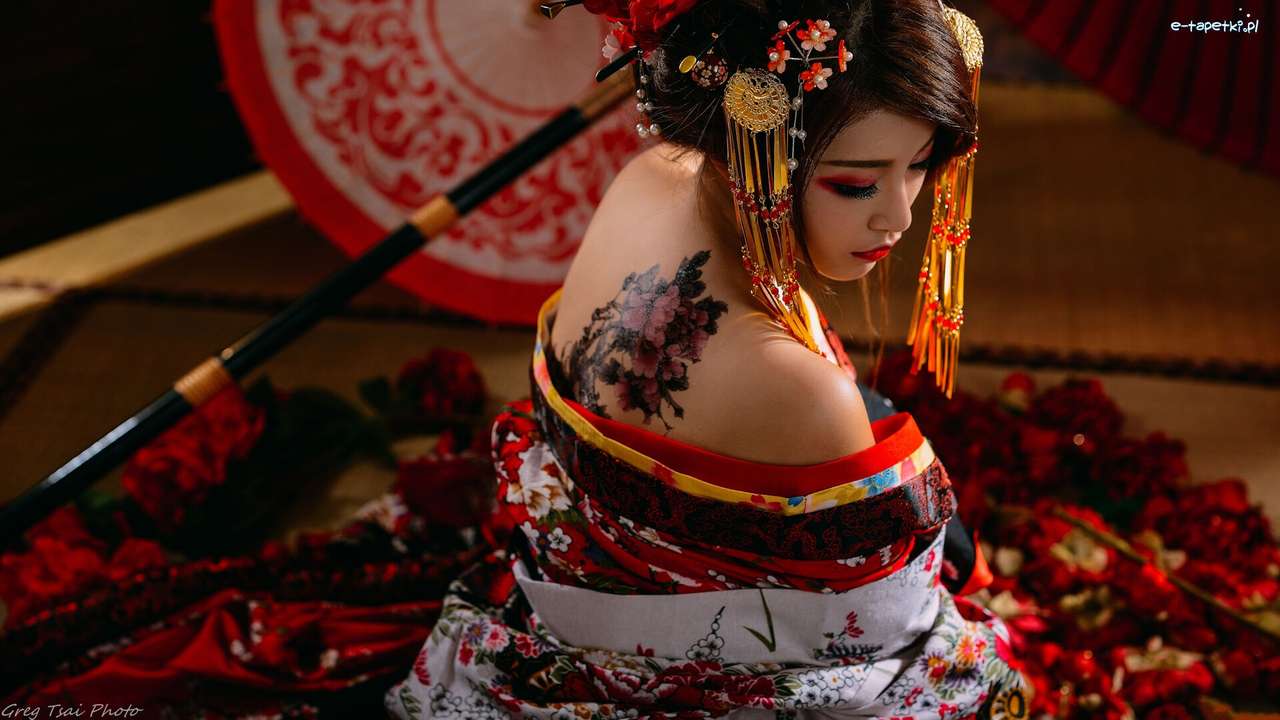 Geisha con un tatuaje rompecabezas en línea