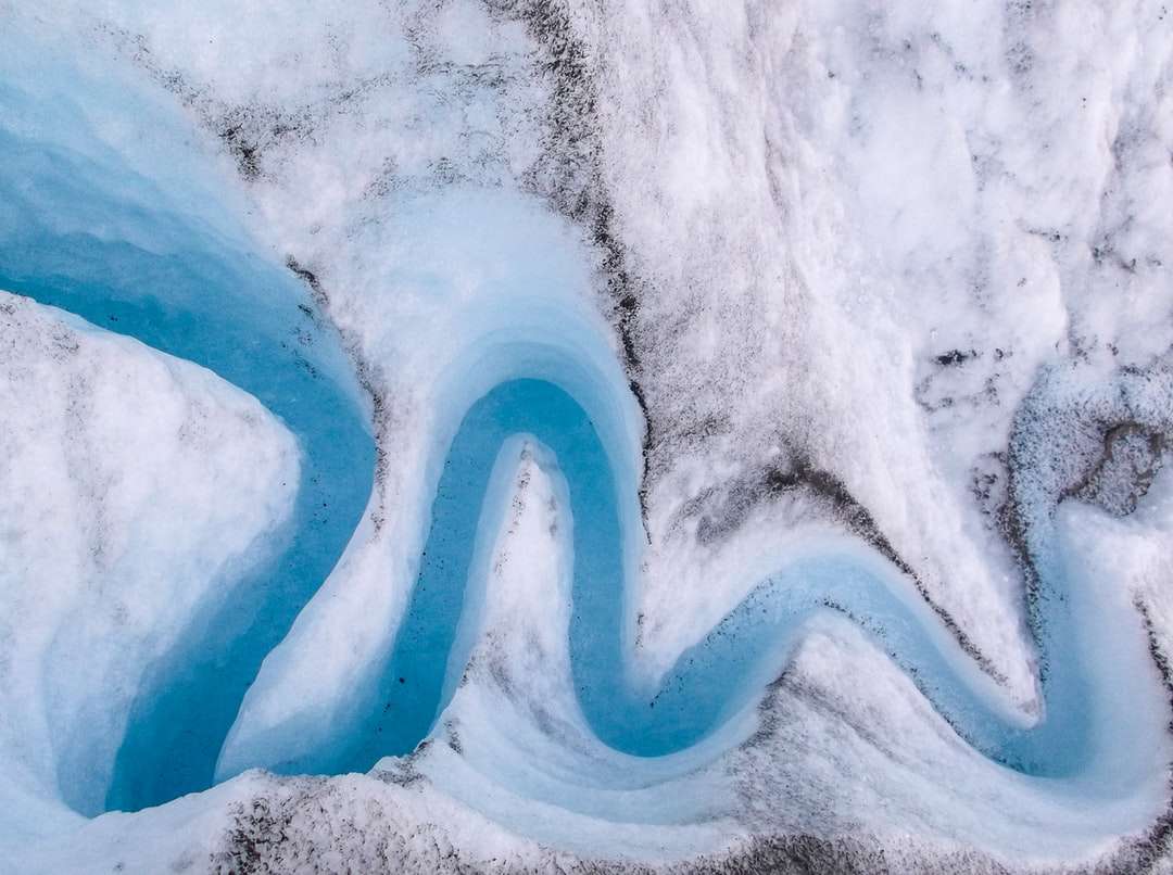 valuri de apă în fotografia de aproape puzzle online