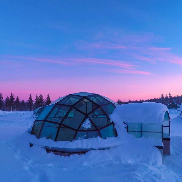 σπίτια από γυάλινη οροφή στη Φινλανδία παζλ online