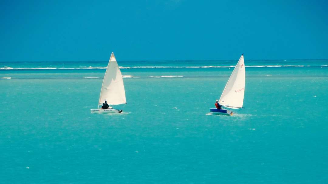 bílá plachetnice na moři pod modrou oblohou během dne skládačky online