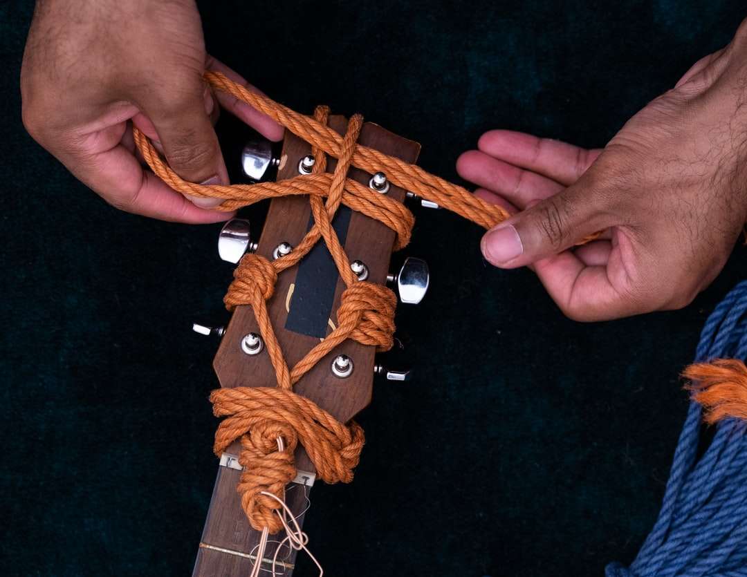 braunes Holzkreuz auf schwarzem Textil Puzzlespiel online