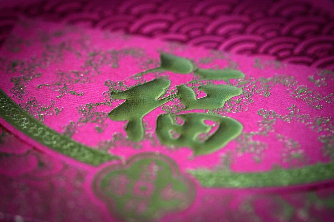 фіолетовий і білий квітковий текстиль пазл онлайн
