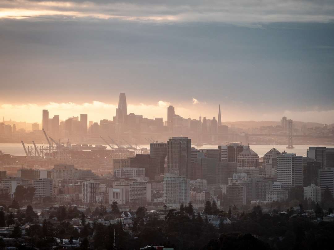 panorama města pod oranžovým západem slunce skládačky online