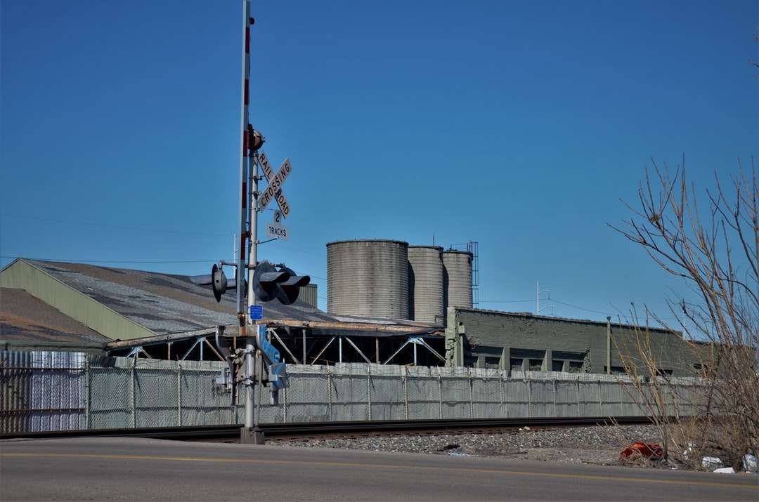 Torre de metal gris cerca del edificio de hormigón marrón durante el día rompecabezas en línea
