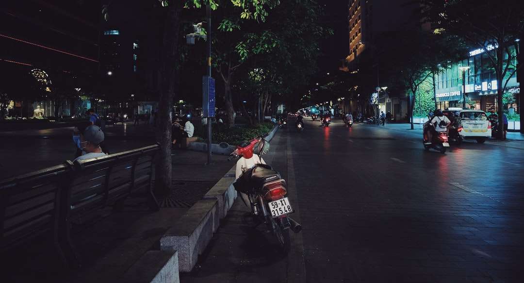 άντρας με κόκκινο σακάκι ιππασία μοτοσικλέτα στο δρόμο κατά τη διάρκεια της ημέρας online παζλ