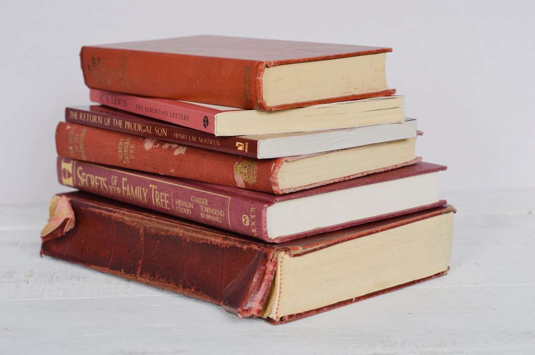 коричневі книги в твердій палітурці на білому столі онлайн пазл