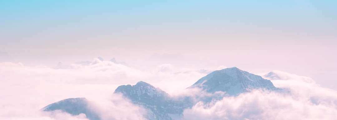 munți negri sub nori albi în timpul zilei puzzle online