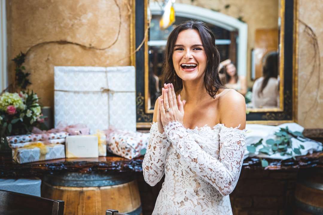 mujer en blanco floral fuera del hombro vestido sonriendo rompecabezas en línea