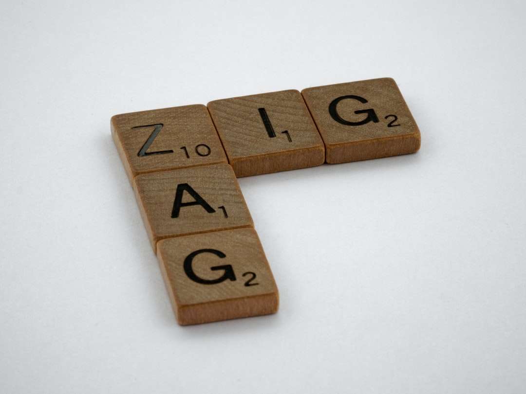 Numéro 2 en bois brun sur table blanche puzzle en ligne