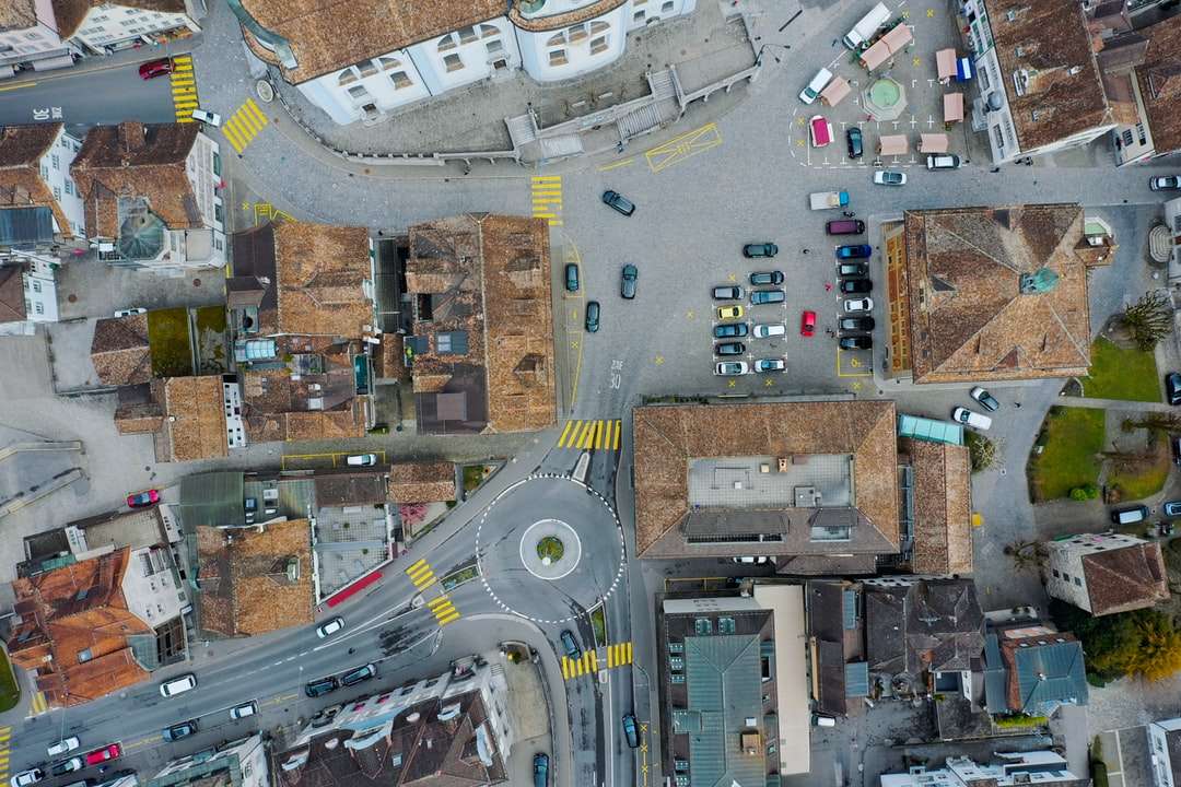 изглед под висок ъгъл на градските сгради през деня онлайн пъзел