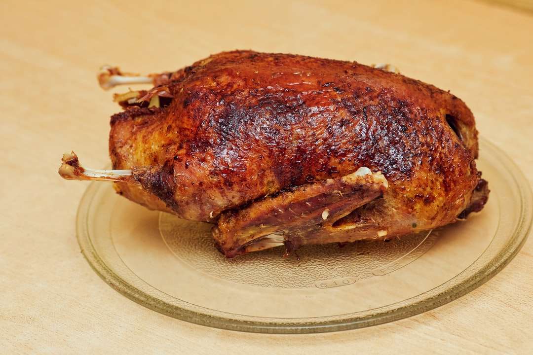ψητό κοτόπουλο σε λευκό κεραμικό πιάτο παζλ online