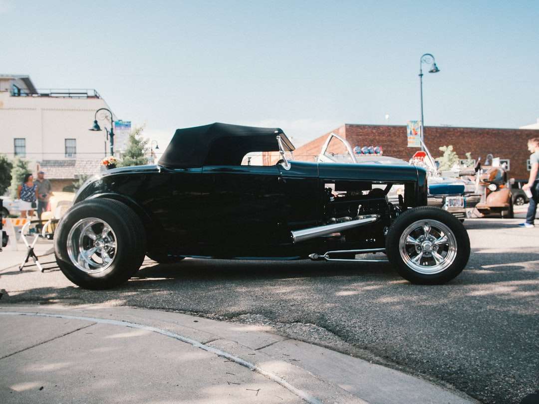 svart cabriolet bil på grå asfaltväg under dagtid Pussel online