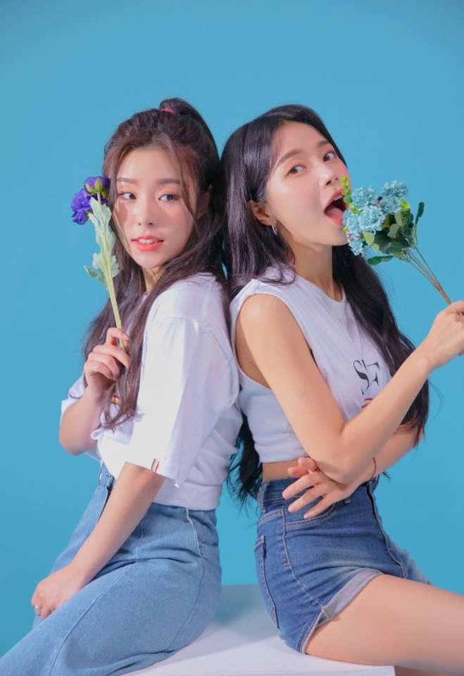 Solar and Wheein mamamoo jigsaw puzzle online