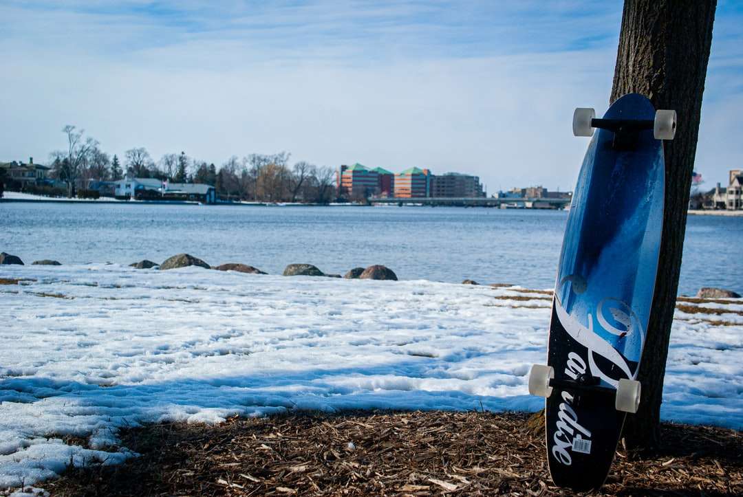 синя кола на брега на плажа през деня онлайн пъзел