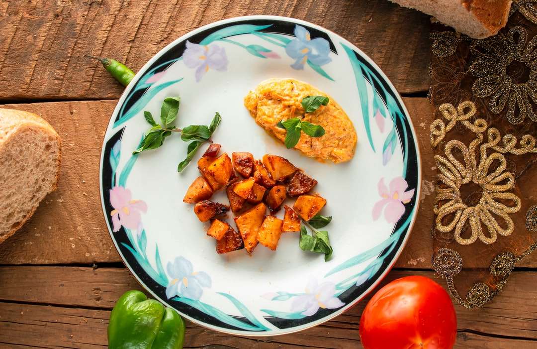 синьо-бяла флорална керамична чиния с храна онлайн пъзел