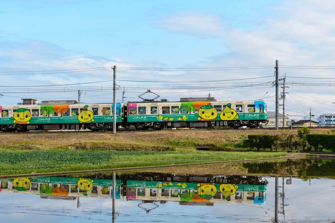昼間の線路の青黄色と赤の列車 ジグソーパズルオンライン