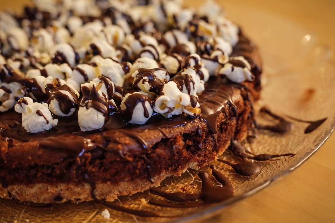 Schokoladenkuchen mit weißem Zuckerguss oben drauf Puzzlespiel online
