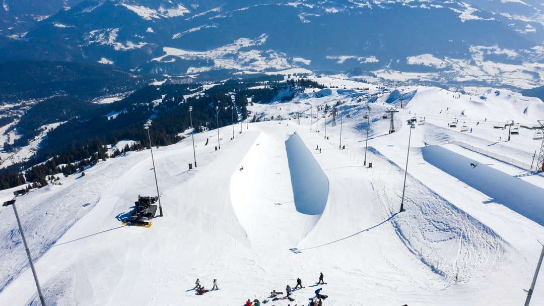 хора, каращи ски лифт на заснежена планина онлайн пъзел