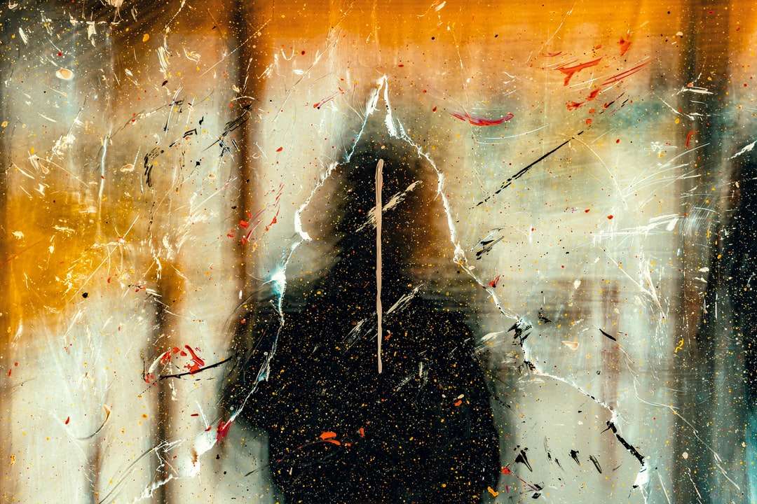 persoon in zwarte hoodie staande op glazen raam legpuzzel online